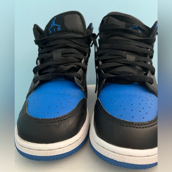 Air Jordan 1 Mid Size. 5Y - Picture 6 of 13